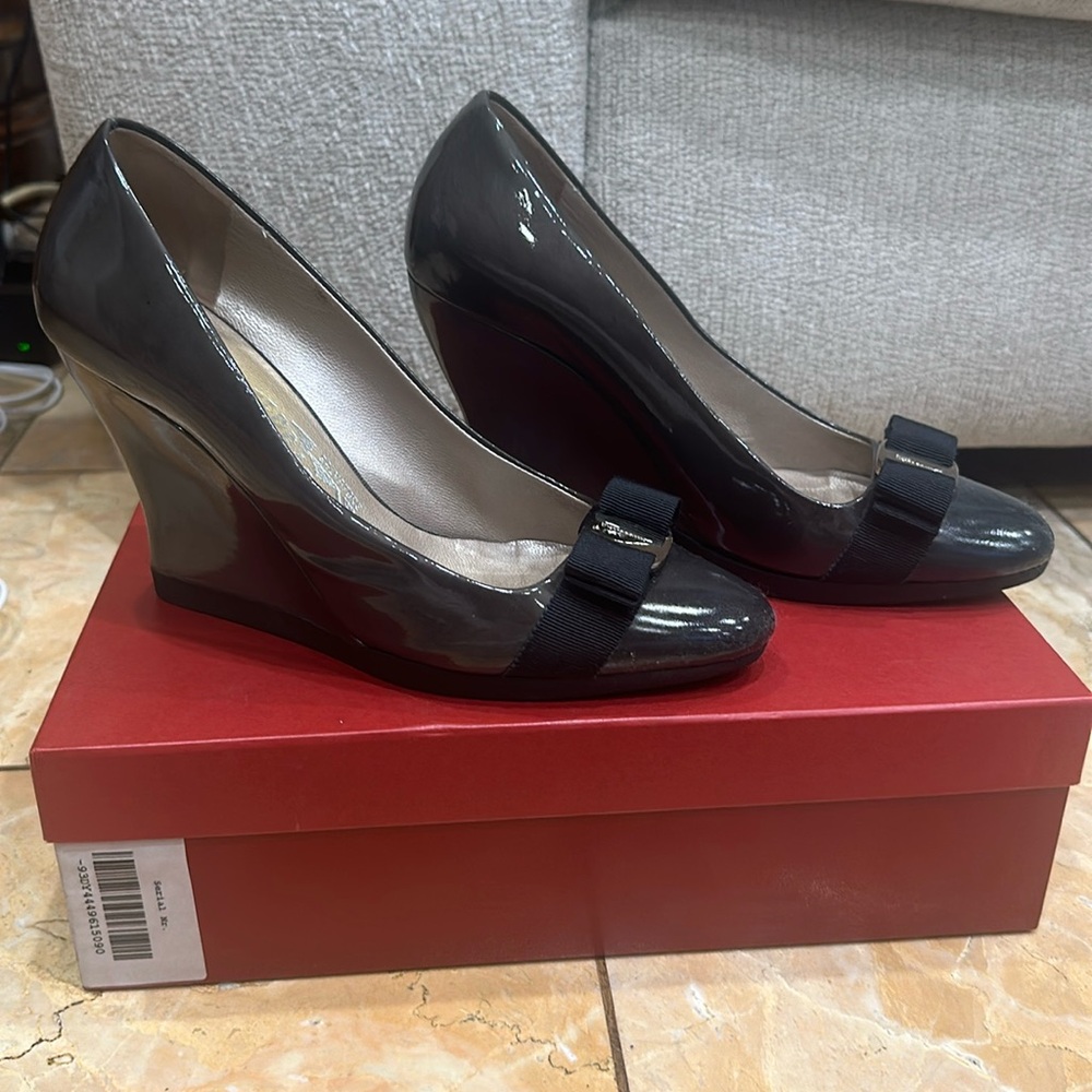 Farragamo Green wedges size 9